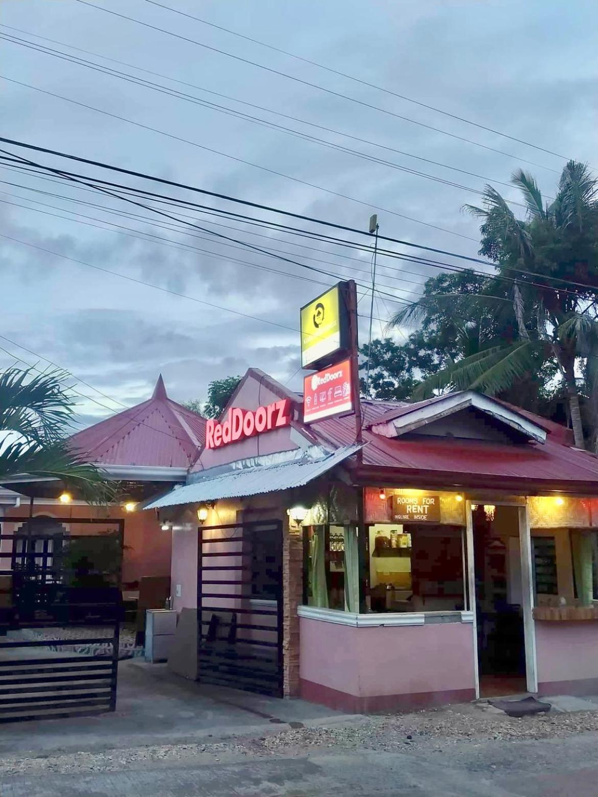 Kojie Guest House Moalboal Bagian luar foto